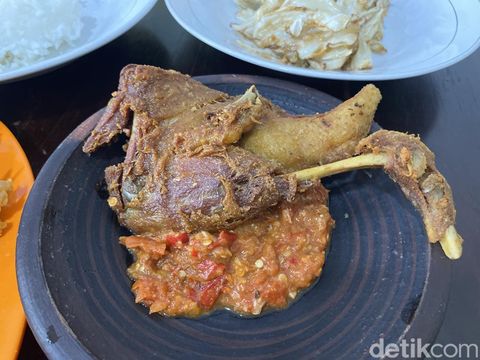 Penyetan Indonesia, restoran baru di Bangka, Jakarta Selatan. Menunya berupa lauk ayam goreng hingga cah kangkung dengan 3 jenis sambal yang nampol.