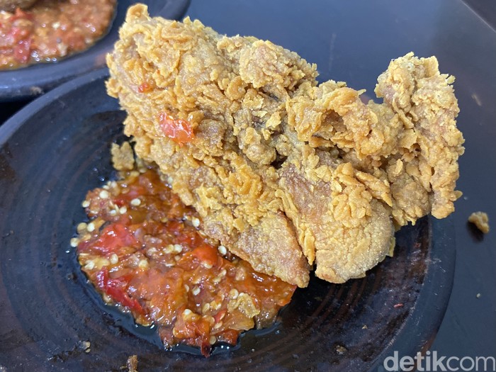 Penyetan Indonesia, restoran baru di Bangka, Jakarta Selatan. Menunya berupa lauk ayam goreng hingga cah kangkung dengan 3 jenis sambal yang nampol.