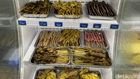 Konsep yang dihadirkan oleh Penyetan Indonesia ini adalah prasmanan. Jadi, pelanggan harus memilih sendiri lauk yang ditawarkan. Pilihannya ada potongan daging ayam, ikan, aneka sate, hingga sayuran. Foto: detikFood/Yenny Mustika Sari