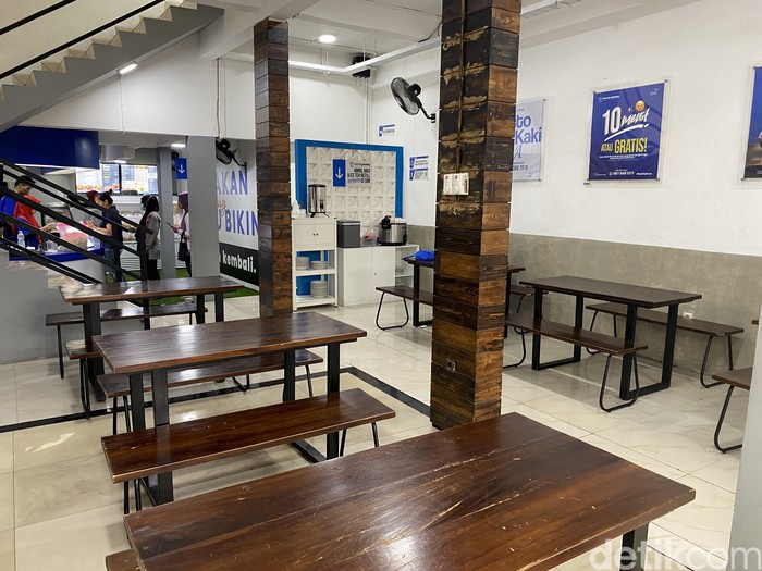 Penyetan Indonesia, restoran baru di Bangka, Jakarta Selatan. Menunya berupa lauk ayam goreng hingga cah kangkung dengan 3 jenis sambal yang nampol.