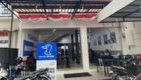 Penyetan Indonesia, restoran yang berkonsep kaki lima ini hadir di Jalan Bangka Raya No. 29 A, Mampang Prapatan, Jakarta Selatan. Sesuai namanya, restoran ini menawarkan menu aneka penyetan. Foto: detikFood/Yenny Mustika Sari