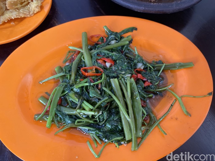 Penyetan Indonesia Penyetan Indonesia, restoran baru di Bangka, Jakarta Selatan. Menunya berupa lauk ayam goreng hingga cah kangkung dengan 3 jenis sambal yang nampol.