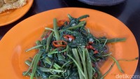 Pelengkap sayuran yang kami pilih adalah cah kangkung (Rp 10.000) dengan rasa yang standar saja. Oh ya, untuk nasi dan kol goreng bisa diambil sepuasnya lho! Foto: detikFood/Yenny Mustika Sari