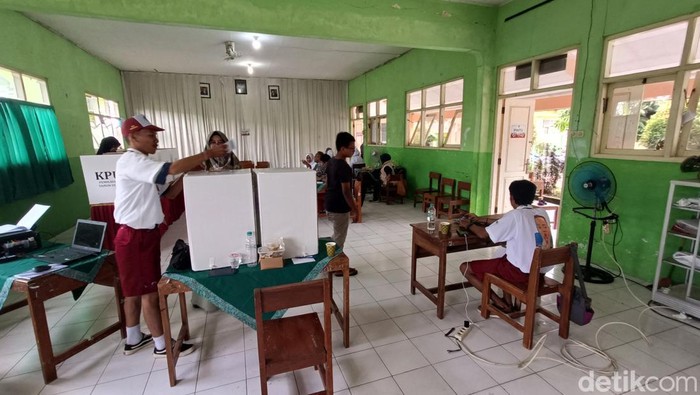 Petugas KPPS di TPS 004, Desa Patikraja, Kecamatan Patikraja, Kabupaten Banyumas mengenakan seragam SD saat bertugas, Rabu (27/11/2024).