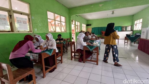 Petugas KPPS di TPS 004, Desa Patikraja, Kecamatan Patikraja, Kabupaten Banyumas mengenakan seragam SD saat bertugas, Rabu (27/11/2024).