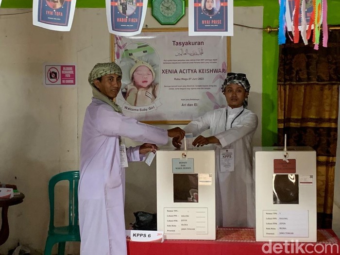 Petugas KPPS di TPS 01 Desa Balong, Kecamatan Jepon, Kabupaten Blora, mengenakan busana ala Timur Tengah, Rabu (27/11/2024).