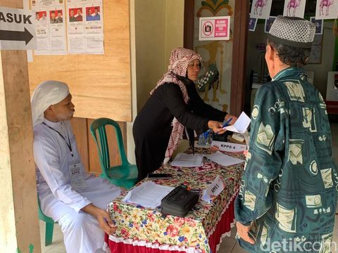 Petugas KPPS di TPS 01 Desa Balong, Kecamatan Jepon, Kabupaten Blora, mengenakan busana ala Timur Tengah, Rabu (27/11/2024).