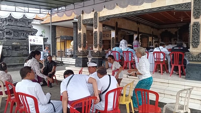 Petugas KPPS TPS 5 Desa Pecatu, Kecamatan Kuta Selatan, Badung, sedang menghitung perolehan suara Pilkada 2024, Rabu (27/11/2024). (Aryo Mahendro/detikBali)