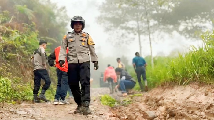 Petugas mengawal pelaksanaan Pilkada di pelosok Sukabumi