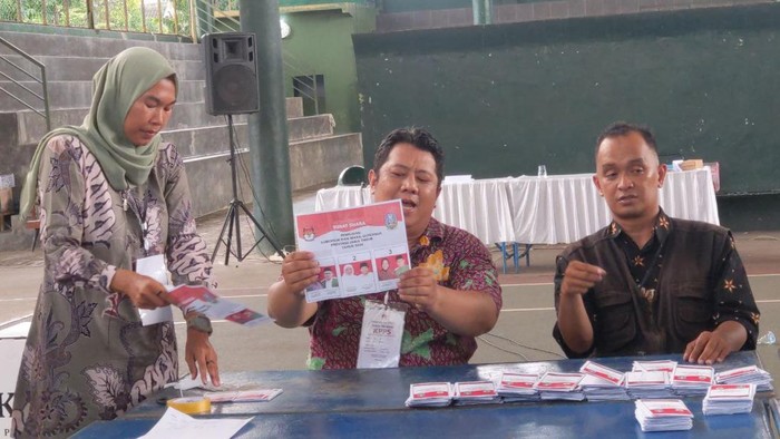 Petugas menunjukkan surat suara di Trenggalek