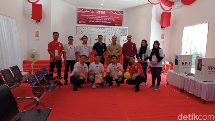 Petugas TPS 901 Rutan Pangkajene menggunakan jersey timnas Indonesia. Muhammad Subhan/detikSulsel