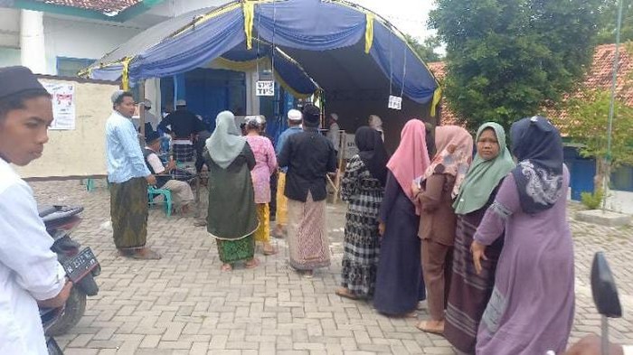 Proses pemungutan suara di TPS Pilbup Sampang