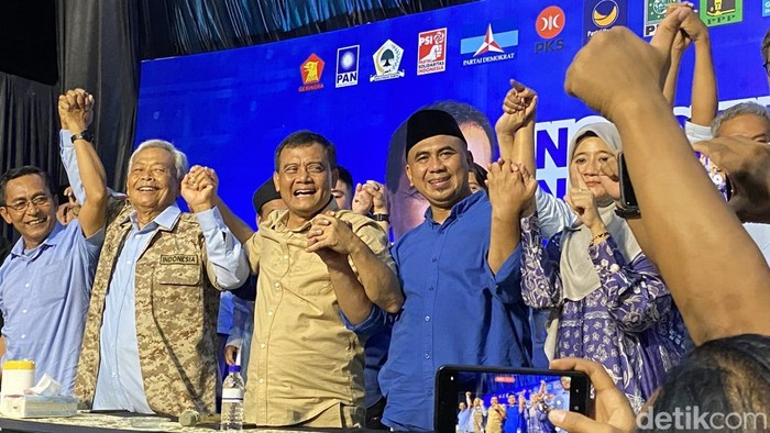 Calon Gubernur-Wakil Gubernur Jawa Tengah nomor urut 2, Ahmad Luthfi-Taj Yasin, di Posko Pemenangan, Kecamatan Semarang Tengah, Rabu (27/11/2024).