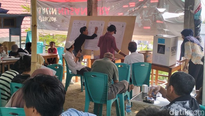 Suasana penghitungan surat suara di TPS 007 Desa Gorontalo, Labuan Bajo, Manggarai Barat, NTT, Rabu (27/11/2024). (Ambrosius Ardin/detikBali)
