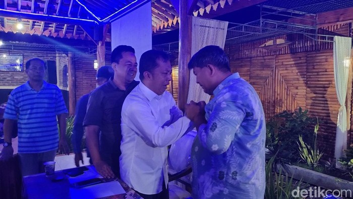 Paslon nomor urut 1, Agung Setyawan & Ambar Purwoko saat menyambut hasil hitung cepat di Sekber Akbar, Pengasih, Kulon Progo, Rabu (27/11/2024).