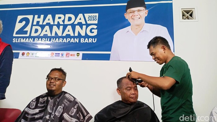 Cabup Sleman nomor 02 Harda Kiswaya melakukan aksi cukur gundul setelah menang versi quick count BSPN DPC PDI Perjuangan, Rabu (27/11/2024).