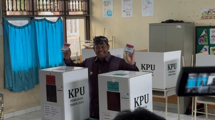 Pj Gubernur Bali, Sang Made Mahendra Jaya, menconlos di TPS 5 di Sekolah Dasar Negeri (SDN) 14 Dangin Puri, Denpasar, Rabu (27/11/2024). (Adhisthaya Sawitra/detikBali)