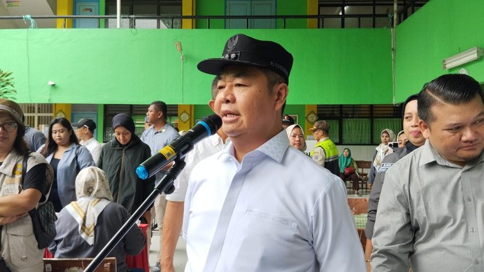 Pj Gubernur DKI Jakarta, Teguh Setyabudi, memantau proses pemungutan suara di sejumlah TPS di Jakarta Selatan dan Jakarta Timur