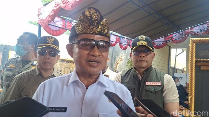 Pj Gubernur NTB Hassanudin seusai mencoblos di TPS 01 Lingkungan Pusaka, Kelurahan Pejanggik, Kota Mataram, Rabu (27/11/2024). (Foto: Nathea Citra/detikBali)