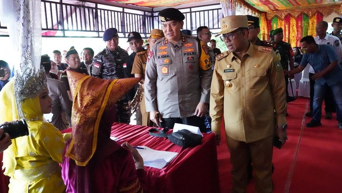 Pj Gubri bersama forkopimda meninjau sejumlah TPS. (Foto: Dok Diskominfotik Riau).