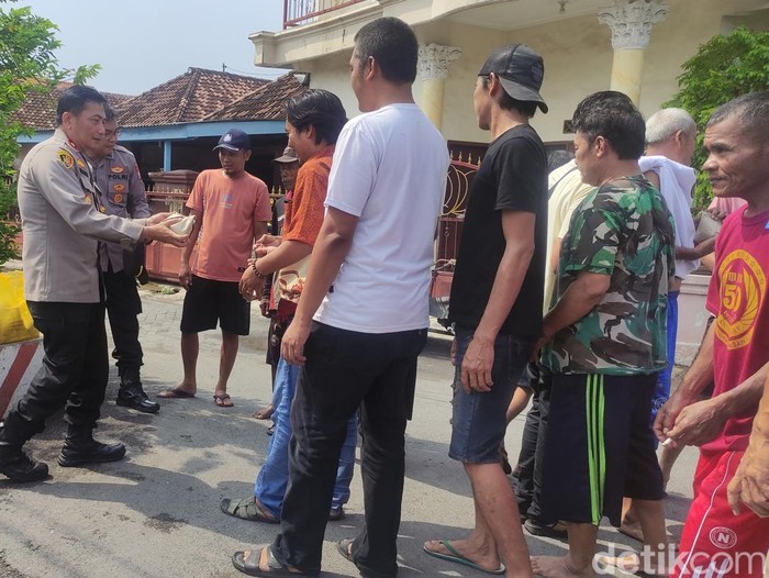 Polisi dan TNI di Sidoarjo Beri Makan Siang Gratis ke Warga yang Nyoblos