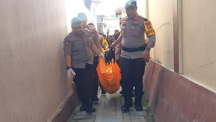 Polisi evakuasi korban pembunuhan di Palu.