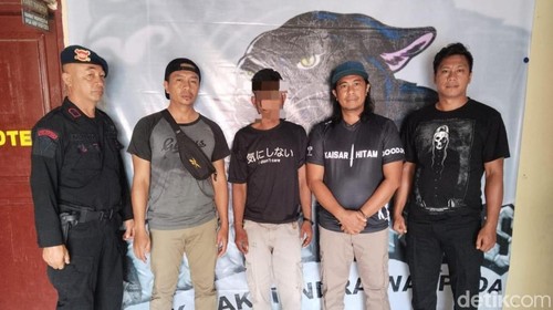 Polisi menangkap AR (32), pembacok Ketua KPPS 02 di Bima, NTB, Rabu (27/11/2024).