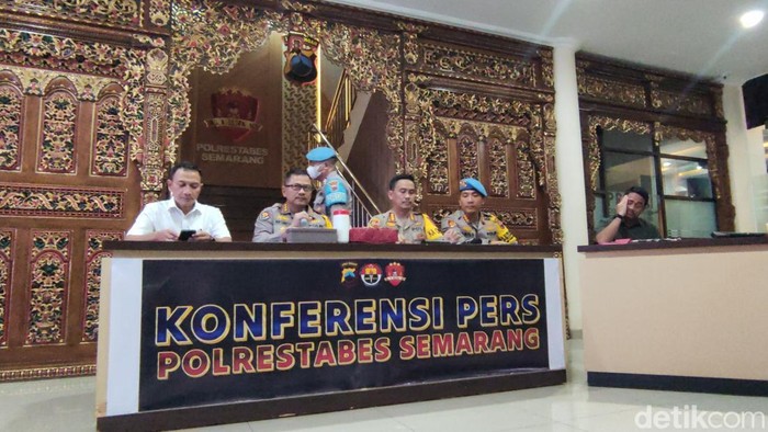 Polrestabes Semarang menggelar jumpa pers kasus polisi menembak siswa SMKN 4 Semarang hingga tewas, Rabu (27/11/2024).