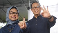 Setelah itu Anies menunjukan gestur 3 jari dengan kelingking yang berwarna tinta biru sebagai tanda dirinya sudah menggunakan hak pilih. Usai menyoblos Anies sempat berseru menyala kala seorang warga bertanya apakah Jakarta akan menyala. 