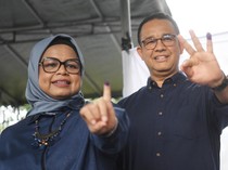Potret Anies Baswedan Unjuk Gestur 3 Jari Usai Nyoblos