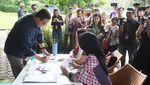 Potret Anies Baswedan Unjuk Gestur 3 Jari Usai Nyoblos