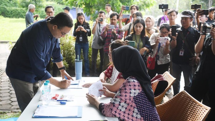 Mantan Gubernur DKI Jakarta Anies Rasyid Baswedan (kanan) didampingi istri Fery Farhati Ganis (kiri) menunjukkan jari yang telah berbalut tinta usai menggunakan hak suaranya dalam Pilkada 2024 di TPS 29, Lebak Bulus, Jakarta, Rabu (27/11/2024). Sebelum mencoblos, Anies mengajak seluruh warga Jakarta untuk menggunakan hak suaranya untuk memilih gubernur yang mampu membawa kemajuan, kebahagiaan dan perubahan baik di wilayahnya masing-masing. ANTARA FOTO/Akbar Nugroho Gumay/aww.