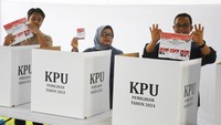Setibanya di TPS, mereka melakukan registrasi lebih dulu. Tak lama, nama Anies serta keluarganya dipanggil oleh panitia untuk mengambil surat suara dan mencoblos di bilik yang tersedia. Anies menjadi yang terakhir memasuki bilik suara. Didahului oleh putranya Mikail Azis Baswedan, lalu Kaisar Baswedan dan istrinya Fery Farhari yang juga telah mengambil surat suara. 