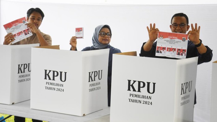 Potret Anies Baswedan Unjuk Gestur 3 Jari Usai Nyoblos Mantan Gubernur DKI Jakarta Anies Rasyid Baswedan (kanan) didampingi istri Fery Farhati Ganis (kiri) menunjukkan jari yang telah berbalut tinta usai menggunakan hak suaranya dalam Pilkada 2024 di TPS 29, Lebak Bulus, Jakarta, Rabu (27/11/2024). Sebelum mencoblos, Anies mengajak seluruh warga Jakarta untuk menggunakan hak suaranya untuk memilih gubernur yang mampu membawa kemajuan, kebahagiaan dan perubahan baik di wilayahnya masing-masing. ANTARA FOTO/Akbar Nugroho Gumay/aww.