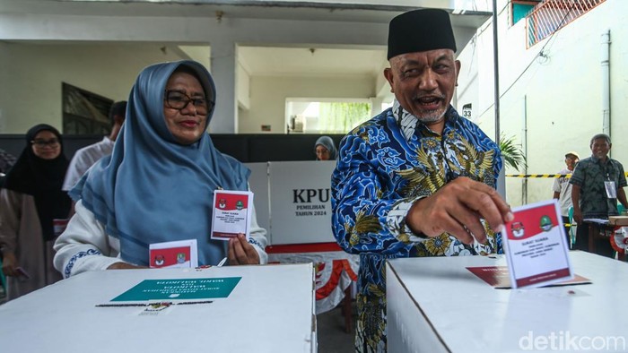 Calon Gubernur Jawa Barat Ahmad Syaikhu mencoblos di TPS 080, Pondok Gede, Kota Bekasi, Rabu (27/11/2024).