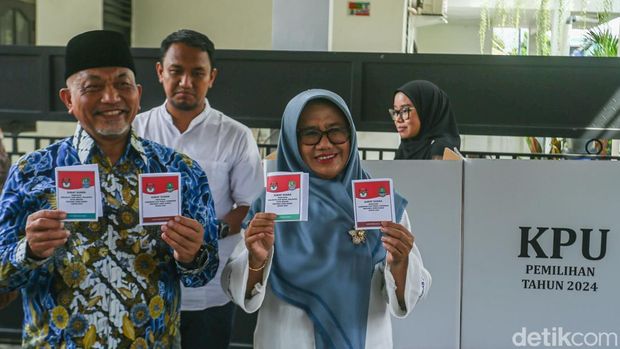 Calon Gubernur Jawa Barat Ahmad Syaikhu mencoblos di TPS 080, Pondok Gede, Kota Bekasi, Rabu (27/11/2024).