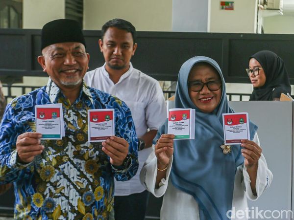 Saat Cagub Jabar Ahmad Syaikhu Nyoblos di TPS Pondok Gede Bekasi