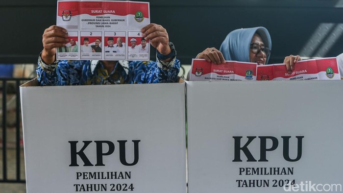 Potret Cagub Jabar Ahmad Syaikhu Nyoblos di Bekasi Calon Gubernur Jawa Barat Ahmad Syaikhu mencoblos di TPS 080, Pondok Gede, Kota Bekasi, Rabu (27/11/2024).