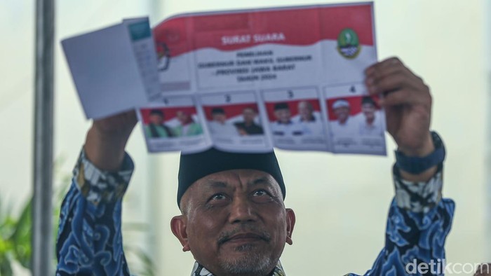 Potret Cagub Jabar Ahmad Syaikhu Nyoblos di Bekasi Calon Gubernur Jawa Barat Ahmad Syaikhu mencoblos di TPS 080, Pondok Gede, Kota Bekasi, Rabu (27/11/2024).