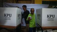 Kegiatan itu dipantau ketat oleh pengurus yayasan, mereka terus didampingi selama proses berlangsung. Mereka mendatangi TPS dengan berjalan kaki secara bersama-sama, mereka juga tampak menggunakan seragam berwarna hitam dan berkepala botak. 
