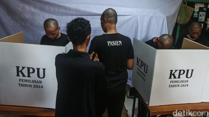 Sejumlah Orang Dalam Gangguan Jiwa (ODGJ) mengikuti Pilkada serentak di TPS 024, Mustika Jaya, Kota Bekasi, Rabu (27/11/2024).