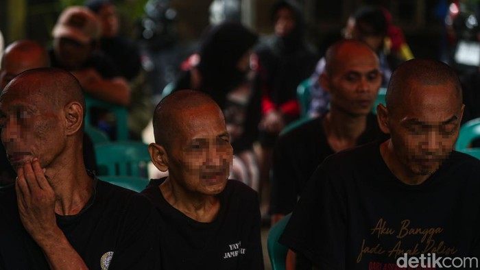 Potret ODGJ di Bekasi Ikut Nyoblos Pilkada 2024 Sejumlah Orang Dalam Gangguan Jiwa (ODGJ) mengikuti Pilkada serentak di TPS 024, Mustika Jaya, Kota Bekasi, Rabu (27/11/2024).