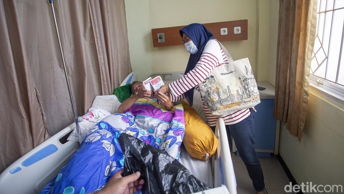 Pasien menyerahkan surat suara usai melakukan pencoblosan pada Pilkada 2024 di RSUD Indramayu, Jawa Barat, Rabu (27/11/2024). KPU Indramayu melakukan layanan datang langsung bagi pasien yang berada di rumah sakit agar bisa menggunakan hak pilihnya pada Pilkada 2024. ANTARA FOTO/Dedhez Anggara/aww.