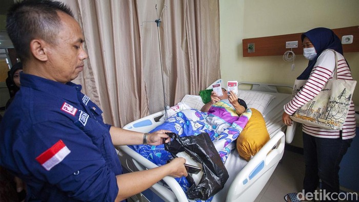 Pasien menyerahkan surat suara usai melakukan pencoblosan pada Pilkada 2024 di RSUD Indramayu, Jawa Barat, Rabu (27/11/2024). KPU Indramayu melakukan layanan datang langsung bagi pasien yang berada di rumah sakit agar bisa menggunakan hak pilihnya pada Pilkada 2024. ANTARA FOTO/Dedhez Anggara/aww.