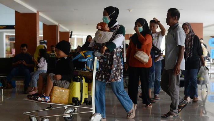 Calon penumpang pesawat membawa barang bawaannya di Bandara Adi Soemarmo, Boyolali, Jawa Tengah, Rabu (27/11/2024). Direktorat Jenderal Perhubungan Udara (Ditjen Hubud) Kementerian Perhubungan memprediksi jumlah masyarakat yang menggunakan pesawat terbang selama momen libur Natal 2024 dan Tahun Baru 2025 mencapai 3.912.224 penumpang. ANTARA FOTO/Aloysius Jarot Nugroho/wpa.