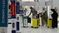 Calon penumpang pesawat mengecek berat tas yang dibawanya di Bandara Adi Soemarmo, Boyolali, Jawa Tengah, Rabu (27/11/2024).