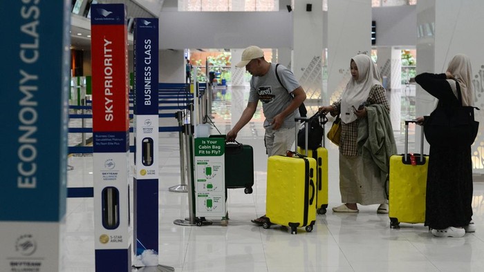 Calon penumpang pesawat membawa barang bawaannya di Bandara Adi Soemarmo, Boyolali, Jawa Tengah, Rabu (27/11/2024). Direktorat Jenderal Perhubungan Udara (Ditjen Hubud) Kementerian Perhubungan memprediksi jumlah masyarakat yang menggunakan pesawat terbang selama momen libur Natal 2024 dan Tahun Baru 2025 mencapai 3.912.224 penumpang. ANTARA FOTO/Aloysius Jarot Nugroho/wpa.