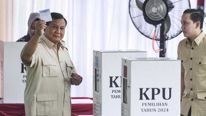 Potret Prabowo Nyoblos di TPS 08 Bojongkoneng Bogor Presiden Prabowo Subianto (kiri) menunjukkan surat suara di TPS 008, Desa Bojong Koneng, Babakan Madang, Bogor, Jawa Barat, Rabu (27/11/2024). Presiden Prabowo Subianto menggunakan hak pilihnya pada Pemilihan Kepala Daerah (Pilkada) serentak 2024. ANTARA FOTO/Hafidz Mubarak A/aww.