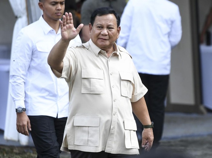 Presiden Prabowo Subianto (kiri) menunjukkan surat suara di TPS 008, Desa Bojong Koneng, Babakan Madang, Bogor, Jawa Barat, Rabu (27/11/2024). Presiden Prabowo Subianto menggunakan hak pilihnya pada Pemilihan Kepala Daerah (Pilkada) serentak 2024. ANTARA FOTO/Hafidz Mubarak A/aww.