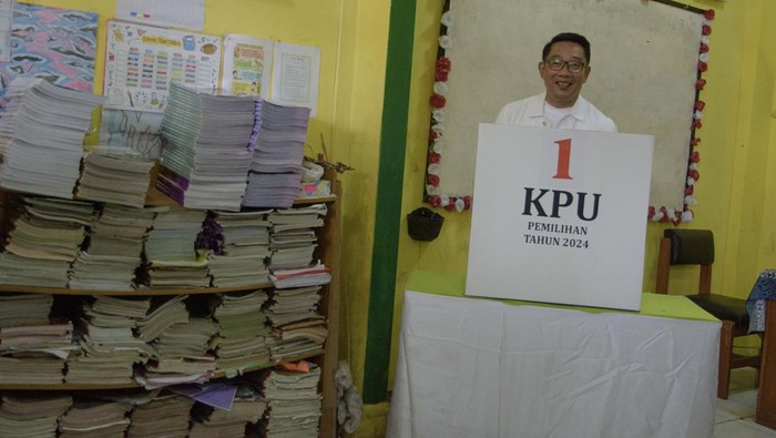 Calon gubernur (Cagub) DKI Jakarta nomor urut 1 Ridwan Kamil tersenyum saat menggunakan hak pilihnya pada pilkada serentak 2024 di Tempat Pemungutan Suara (TPS) 23 Kelurahan Ciumbuleuit, Bandung, Jawa Barat, Rabu (27/11/2024). Ridwan Kamil menggunakan hak suara untuk Pemilihan Gubernur dan Wakil Gubernur serta Pemilihan Wali Kota dan Wakil Wali Kota Bandung pada Pilkada serentak 2024. ANTARA FOTO/Novrian Arbi/wpa.